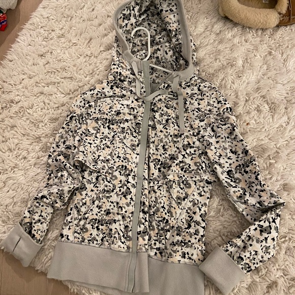 Lululemon zip up never worn - Picture 2 of 3